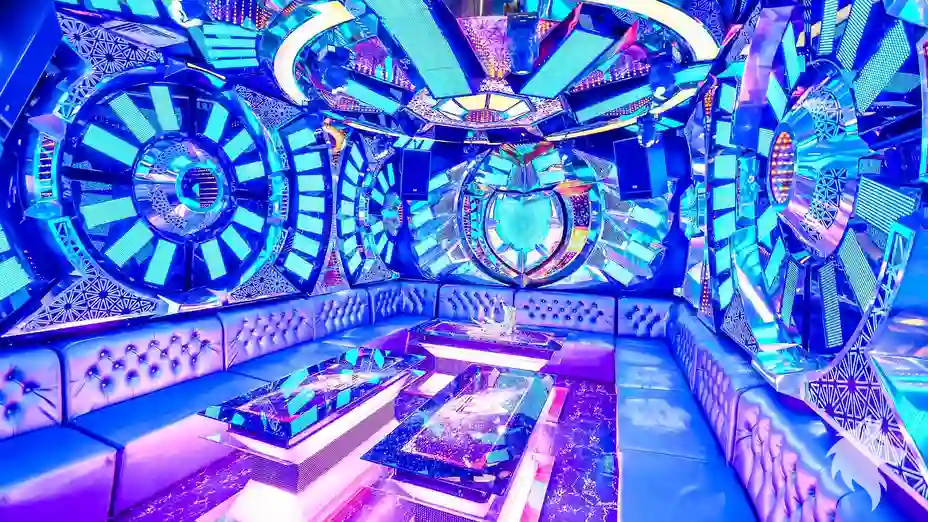 푸른색 원형 조명의 실내