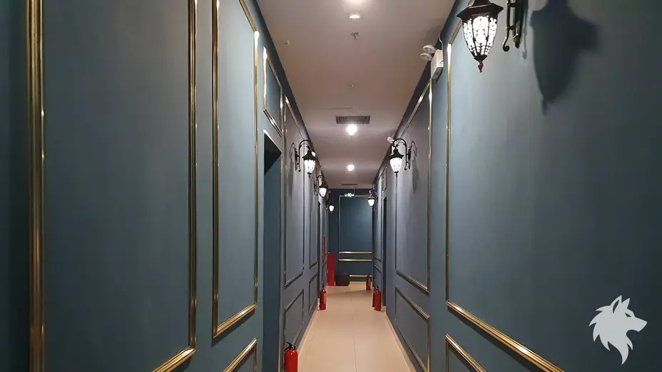 앤틱 조명이 켜진 내부 복도