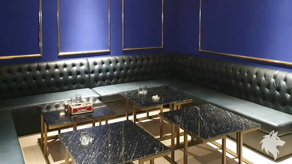 블랙 가죽 소파와 대리석 테이블