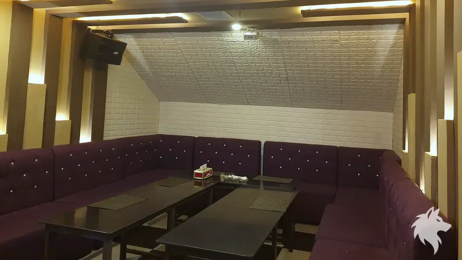 경사진 천장의 화이트 브릭 룸