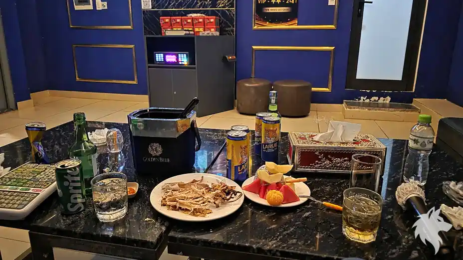 과일 안주와 주류가 세팅된 테이블