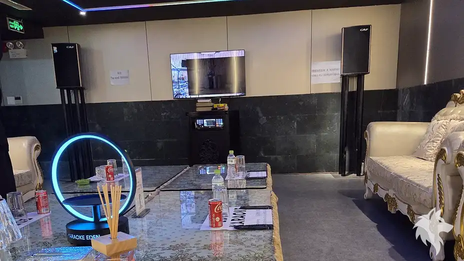 대형 소파와 노래방 기기