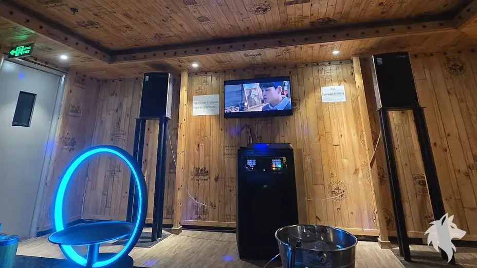 조명이 켜진 노래방 모니터