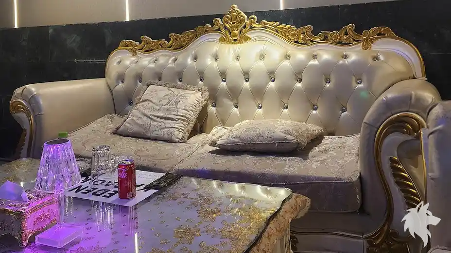 화려한 문양의 흰색 소파