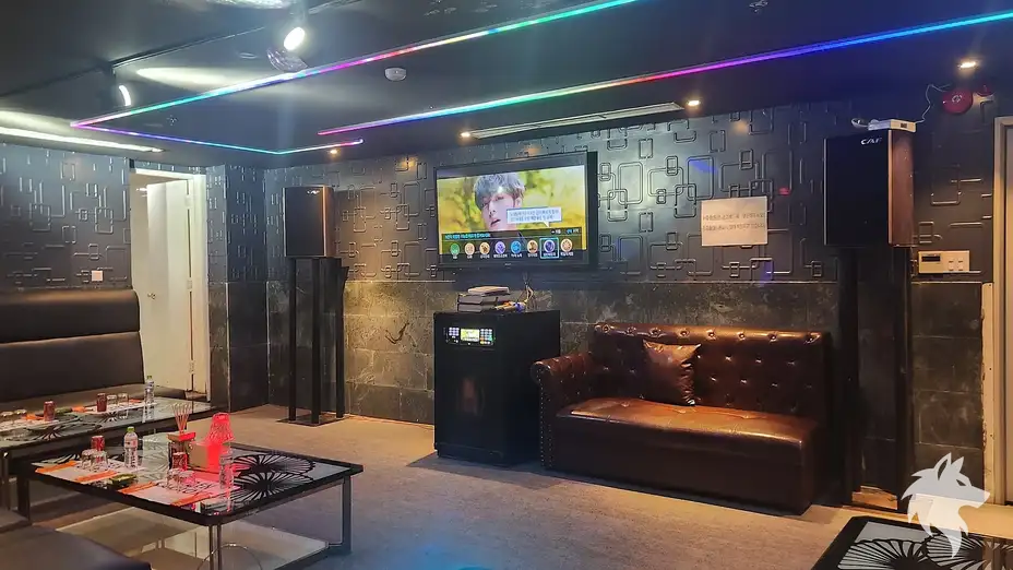 조명 시설을 갖춘 넓은 방