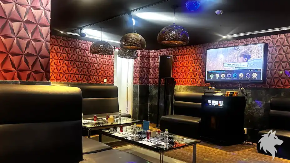 붉은 벽면의 인테리어