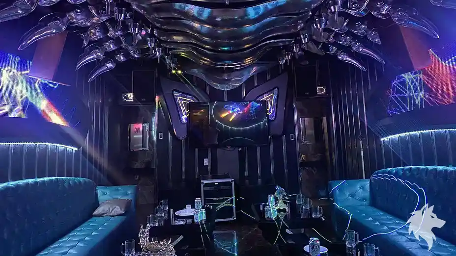 메탈릭 천장의 파란색 룸