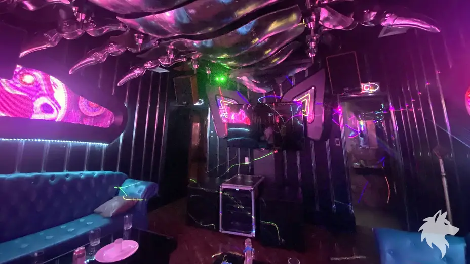 보라색 네온 조명 룸