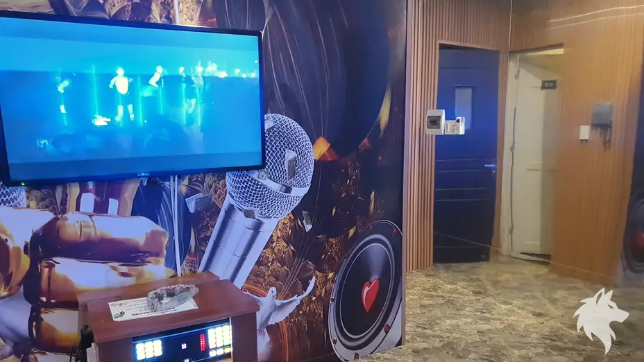 대형 스크린과 화려한 벽지