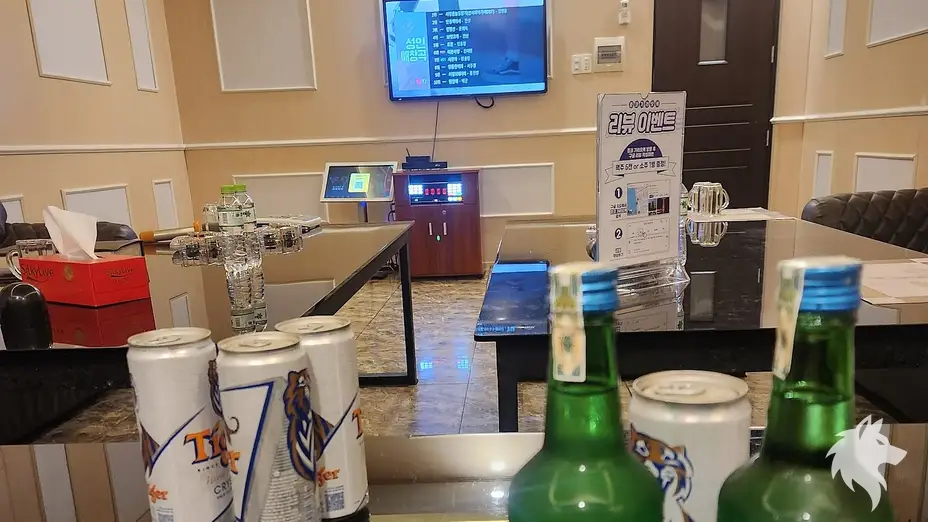 테이블 위 맥주와 소주병