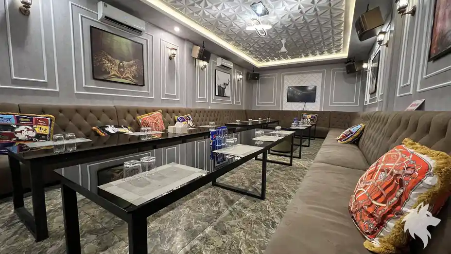 넓은 단체석과 대형 소파