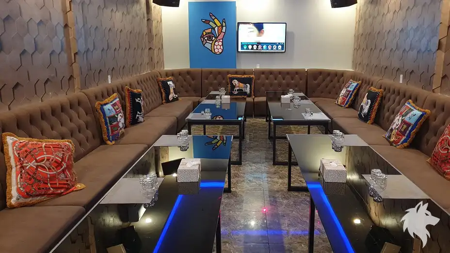 조명이 설치된 가라오케 룸