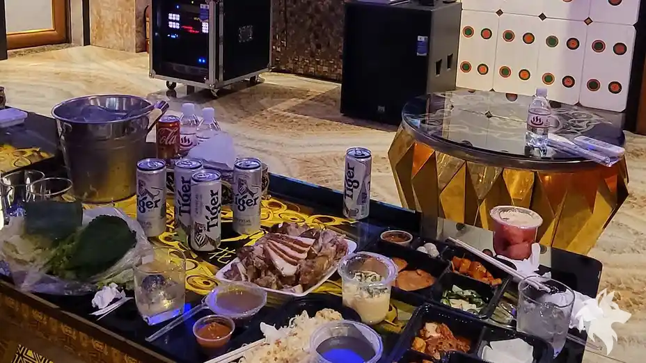 테이블 위의 술과 안주