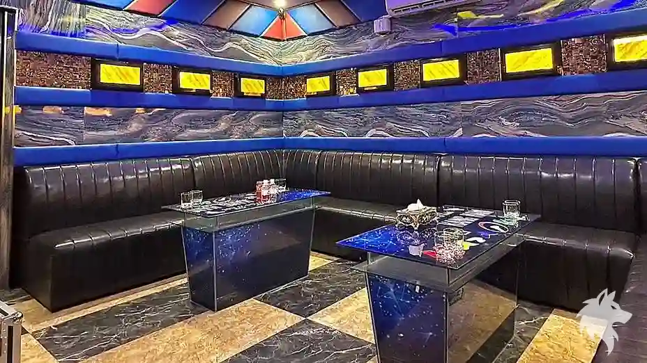 푸른빛이 도는 가라오케 내부