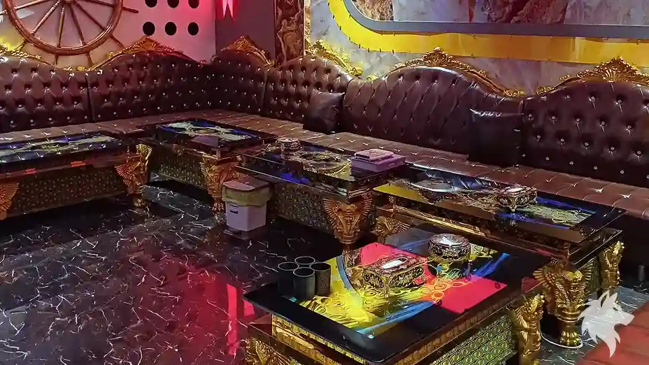 금장 장식의 고급 룸