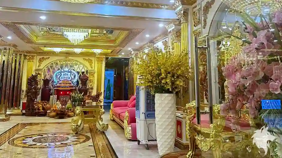 황금빛 장식의 로비 전경