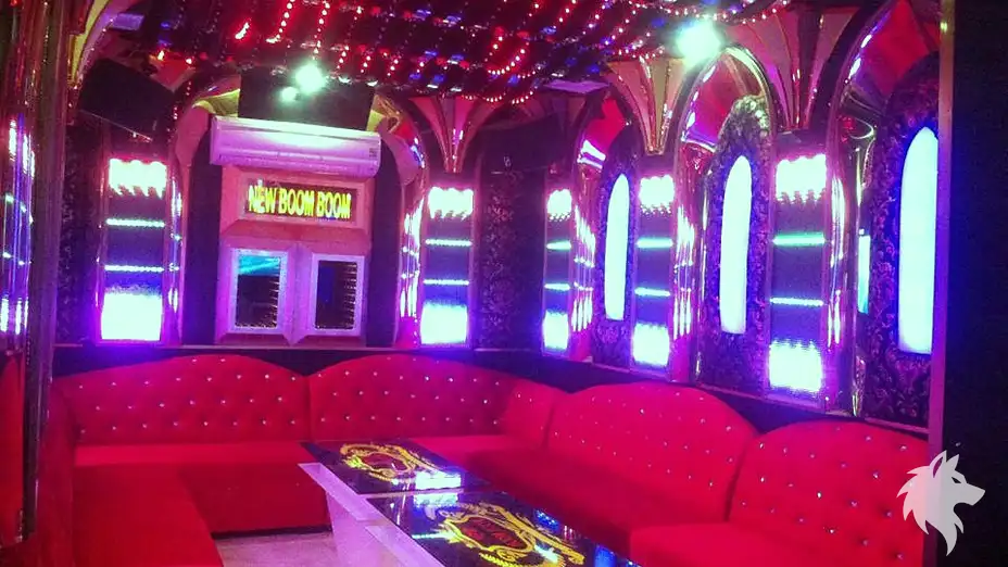 붉은색 테마의 방