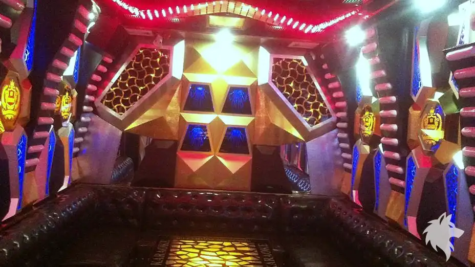 고급스러운 블랙 가죽 소파