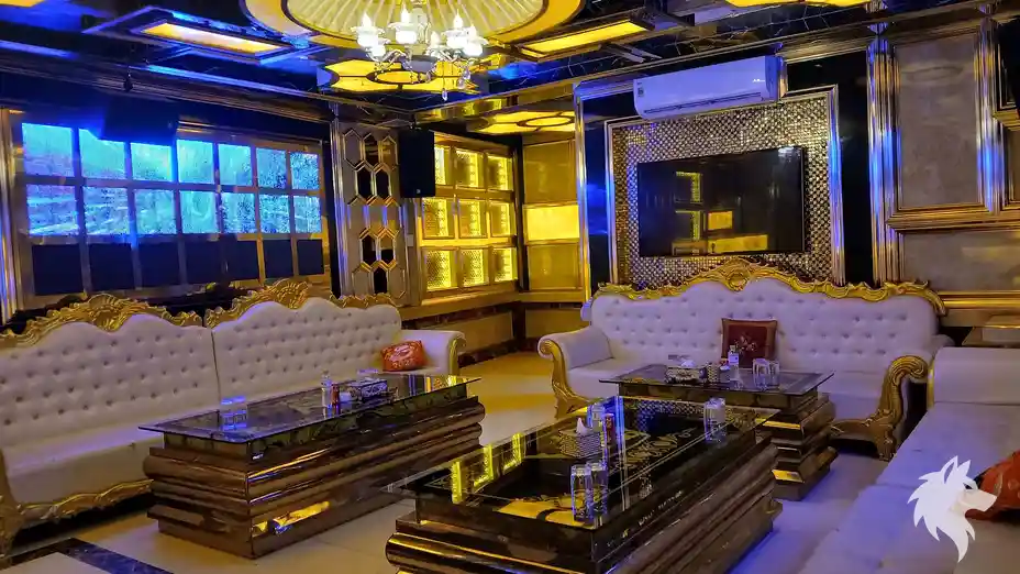 흰색 소파가 있는 가라오케 룸