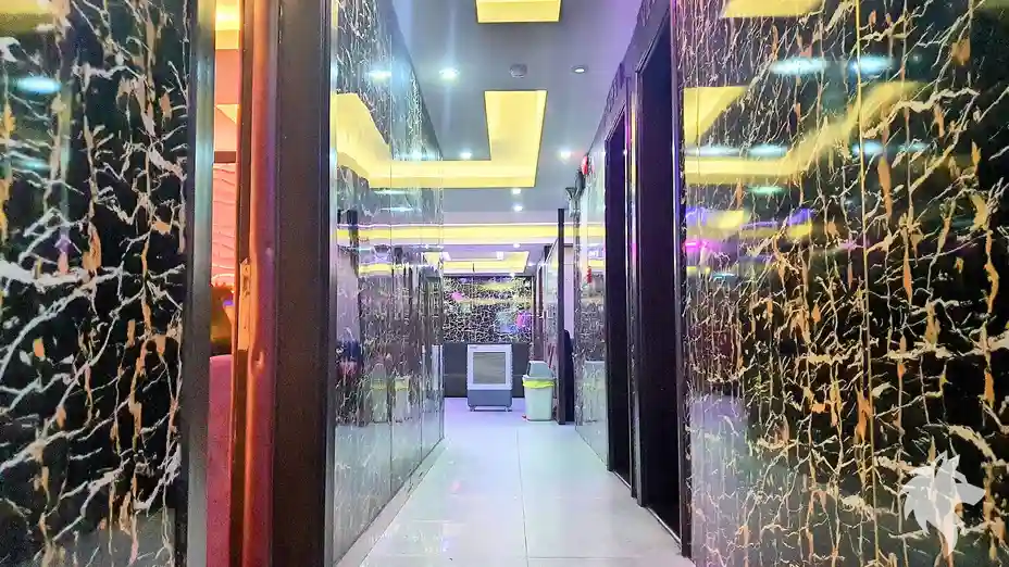 대리석 벽면의 복도