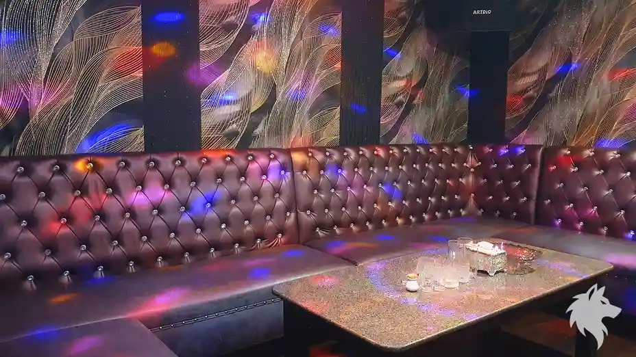 화려한 패턴 벽지와 가죽 소파