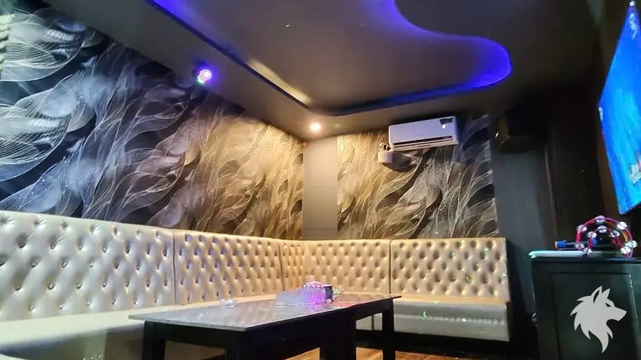 밝은색 소파가 놓인 노래방 내부