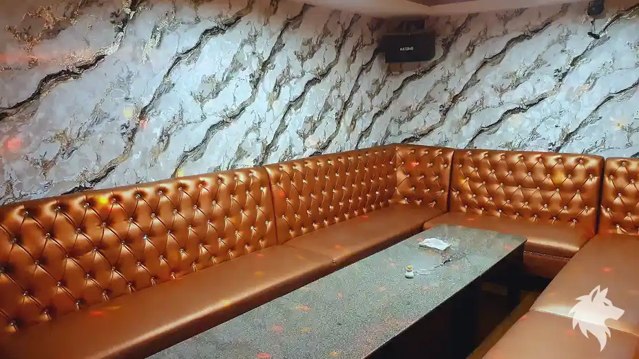 금색 소파가 배치된 대형 룸