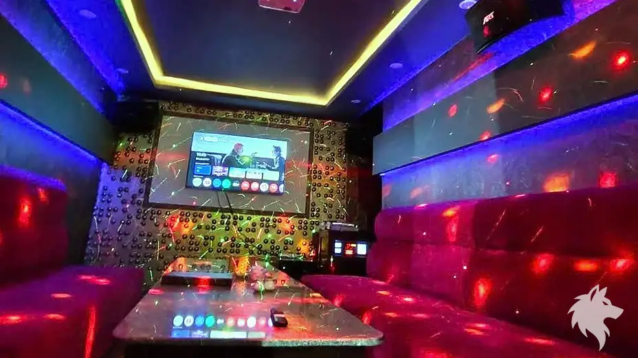 보라색 조명이 비추는 노래방 전경