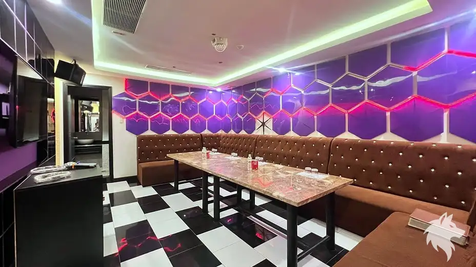 육각형 벽면의 노래방 내부