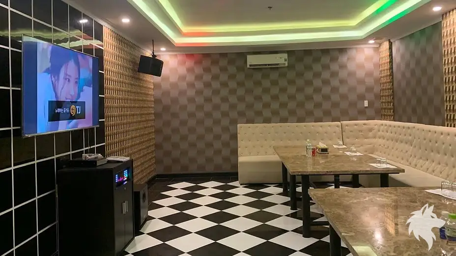 체크무늬 바닥과 흰색 소파 룸