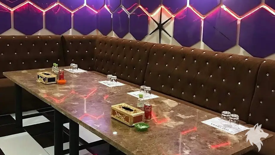 대리석 테이블이 배치된 소파 좌석