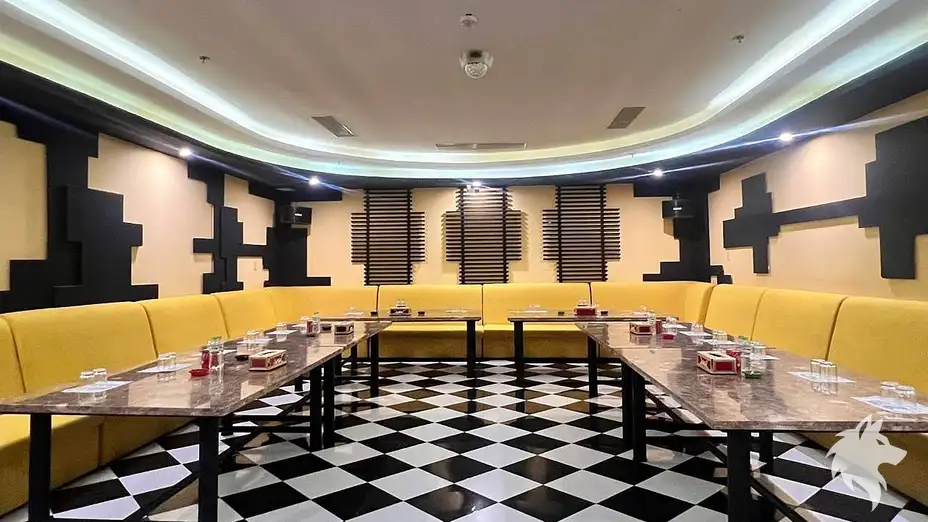 노란색 소파가 배치된 넓은 단체실