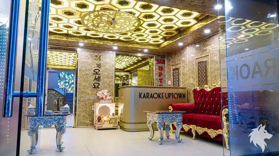 금빛 장식의 가라오케 입구