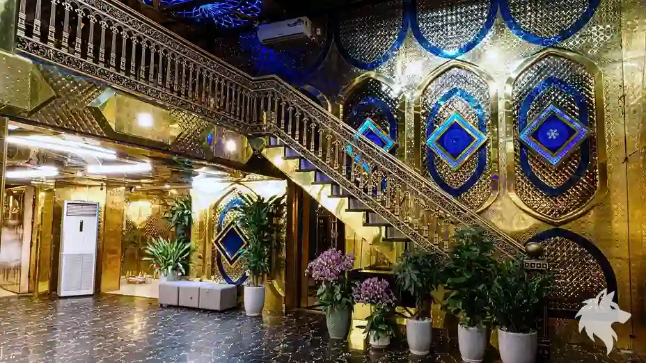 화려한 실내 계단과 화분