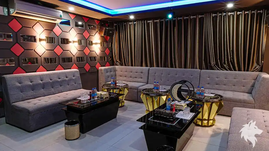 소파와 테이블이 있는 대형룸