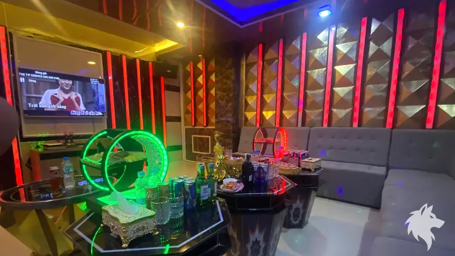 조명이 켜진 노래방 내부