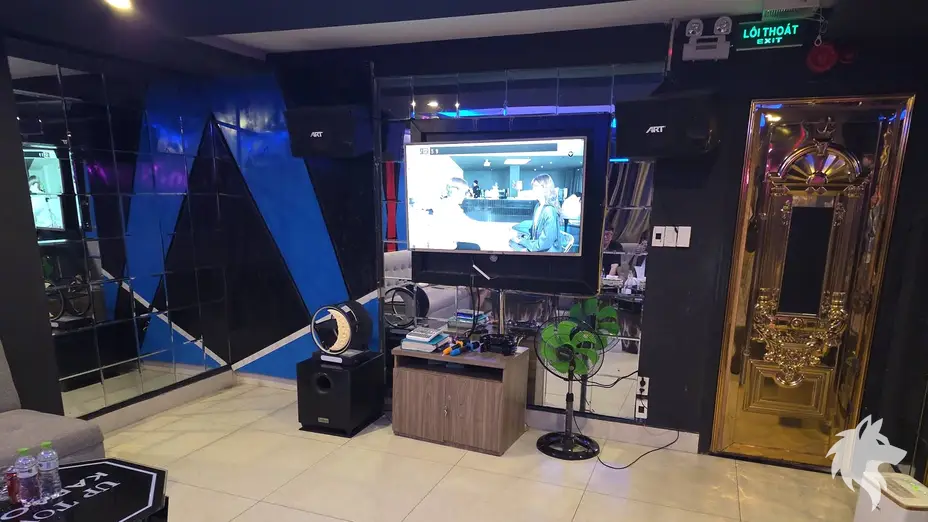 모니터와 음향 시설이 있는 방