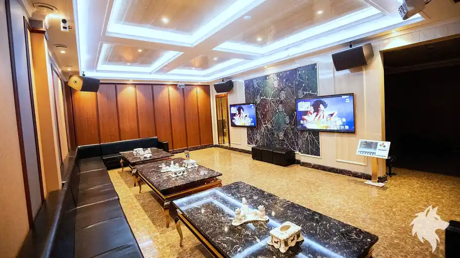 대리석 테이블이 놓인 방