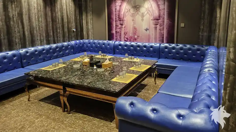 푸른색 소파가 설치된 객실