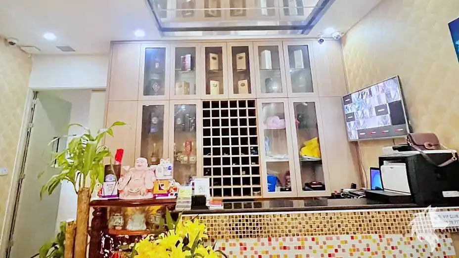 로비 안내 데스크 주류 진열장