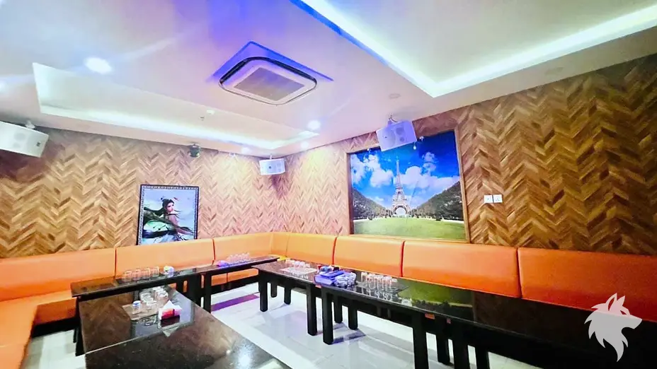 에펠탑 장식이 있는 주황색 룸