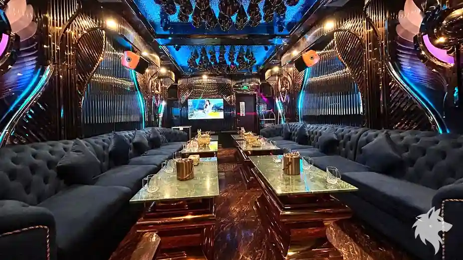 거울 장식이 돋보이는 넓은 룸