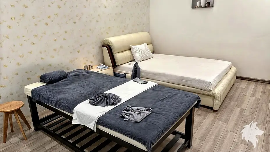 나란히 놓인 두 개의 침대