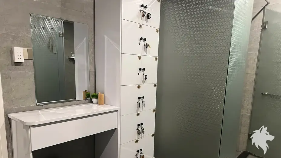 세면대가 있는 깔끔한 탈의실