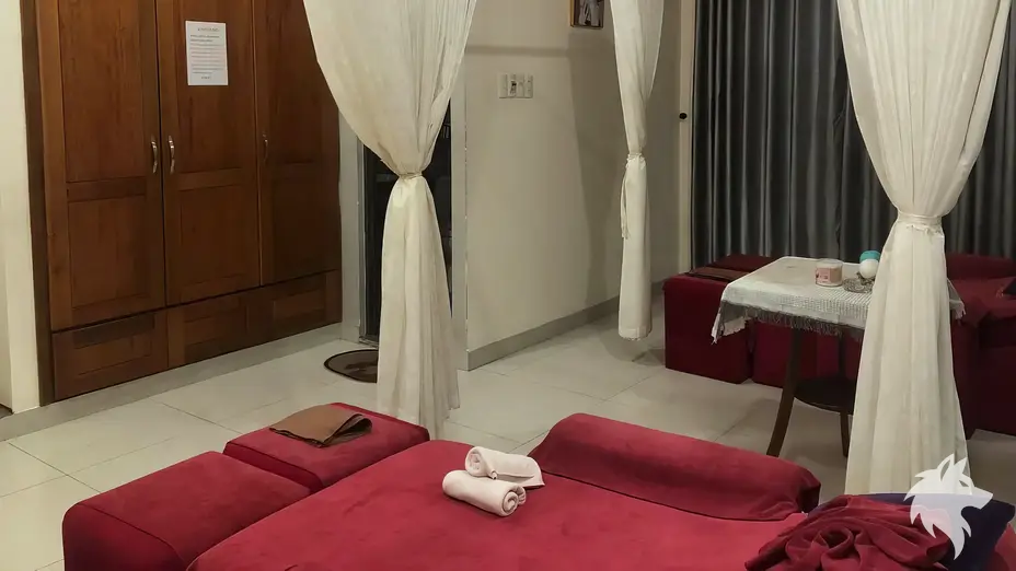 원목 옷장이 있는 마사지 공간