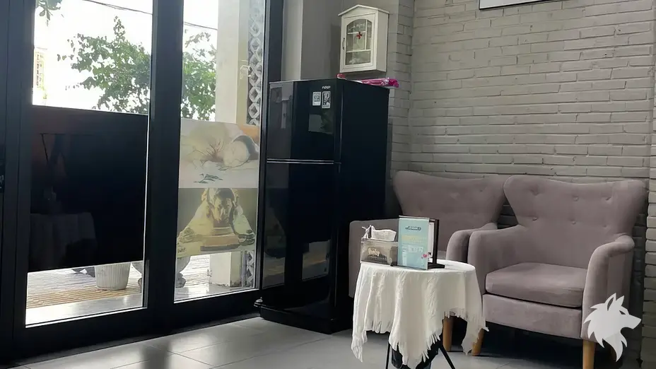 입구 유리문 옆 회색 대기석