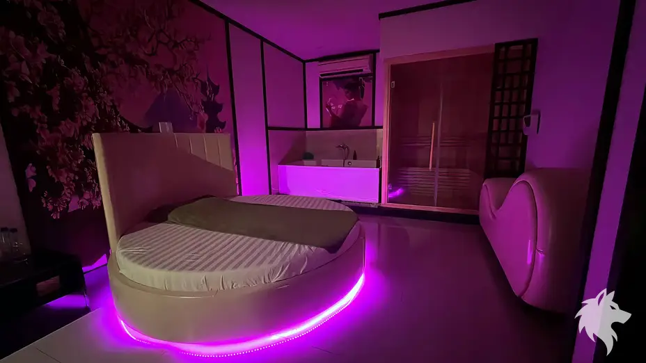 사우나가 포함된 원형 마사지룸