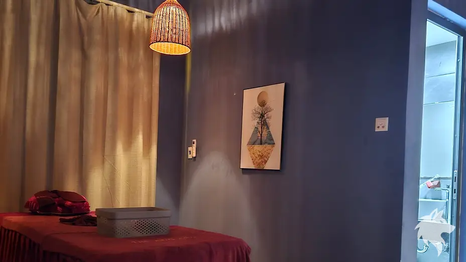 라탄 조명이 있는 마사지룸