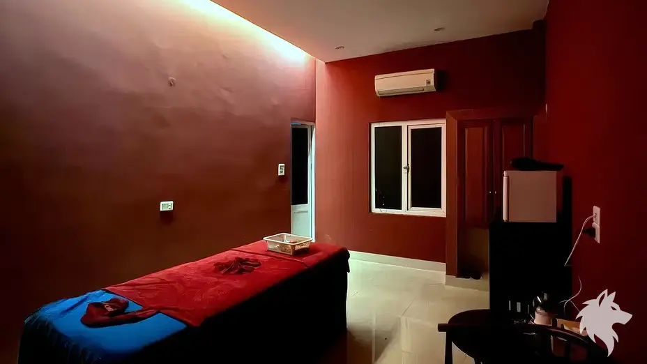 붉은색 벽면의 개인 마사지실